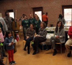 Su Majestad la Reina, jóvenes músicos, niños participantes y organizadores del Taller